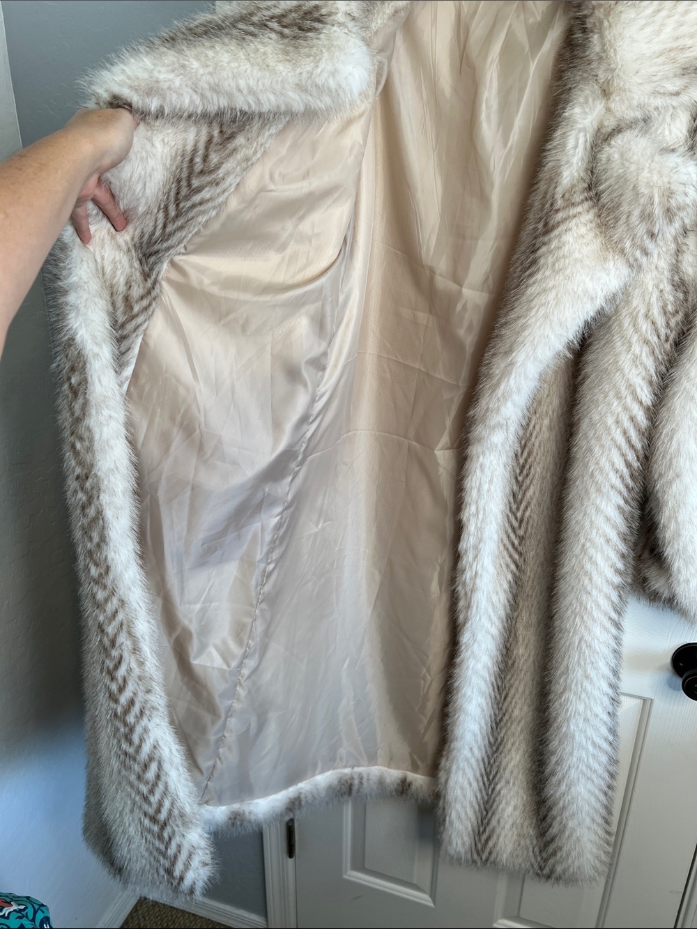 MORE TO COME X Emma Leger Carrie Faux Fur Coat medium - Picture 8 of 9
